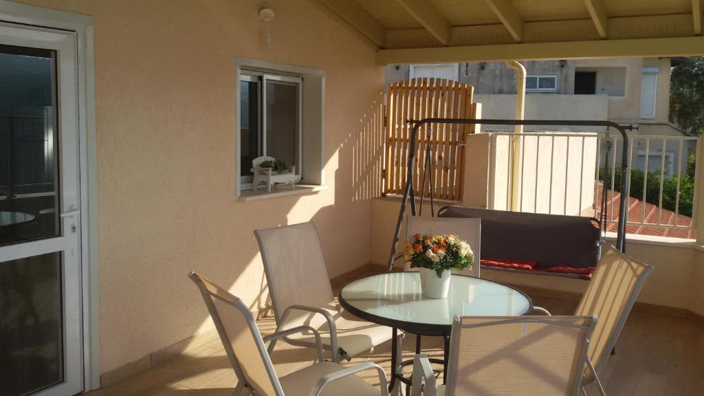 un balcone con tavolo e sedie su un patio di A Place To Remember a Ma‘alot