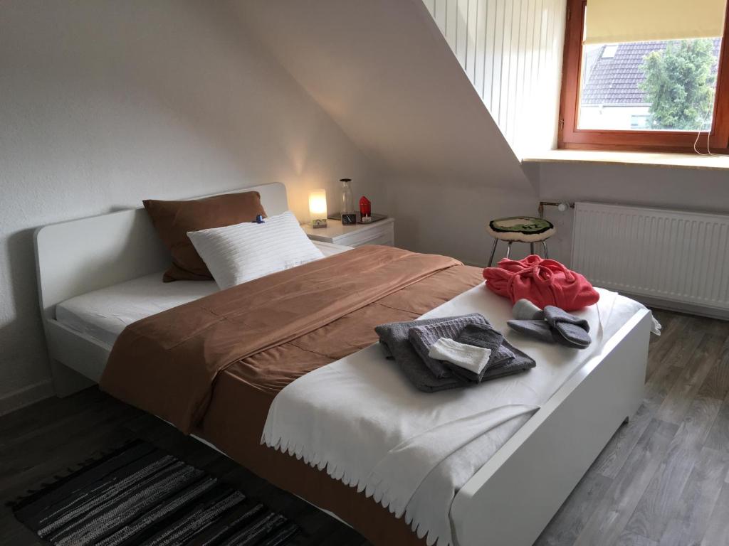 ヘンミンゲンにあるmaggies-home-hannoverのベッドルーム(ベッド1台、窓付)
