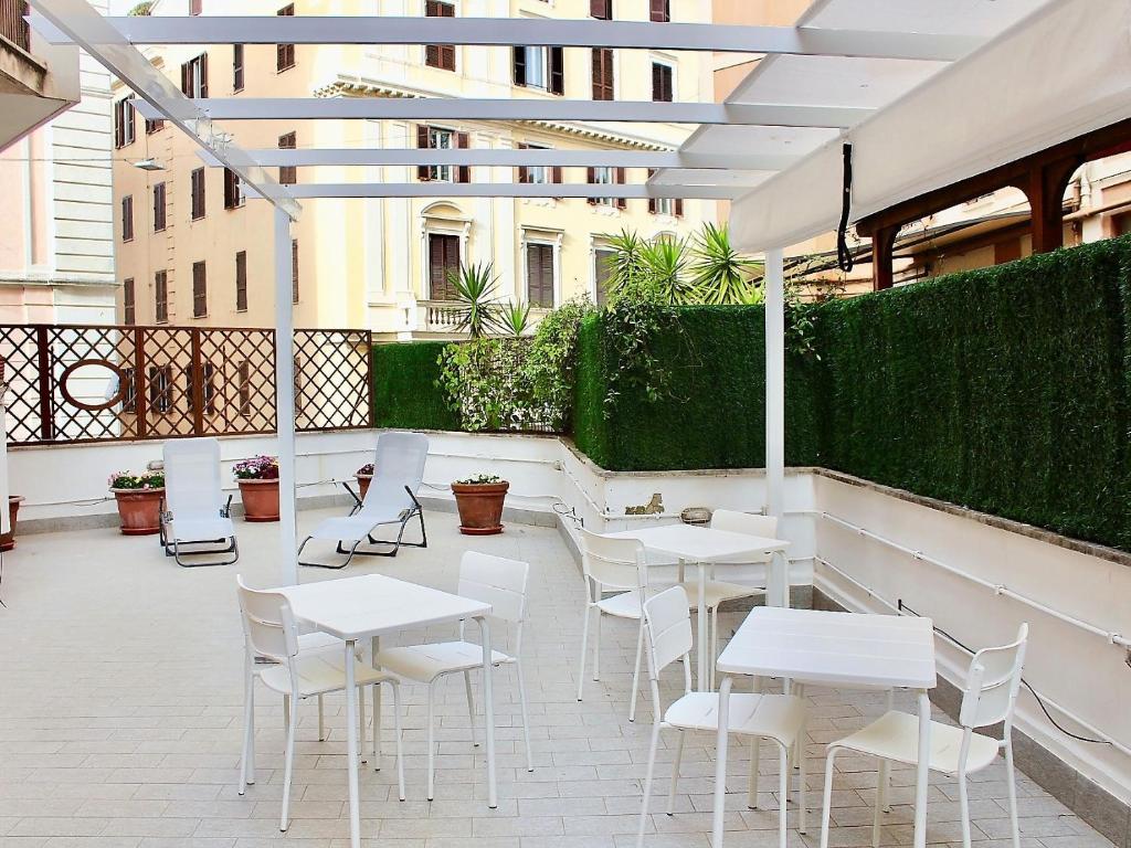 A restaurant or other place to eat at B&B CultRoma Roof Garden