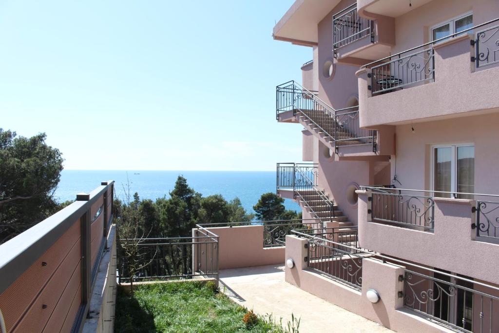 Un balcon sau o terasă la Vila POGLED