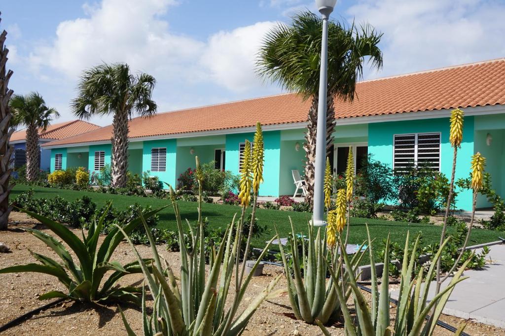 a building with palm trees in front of it at Blije Rust 10 in Willemstad