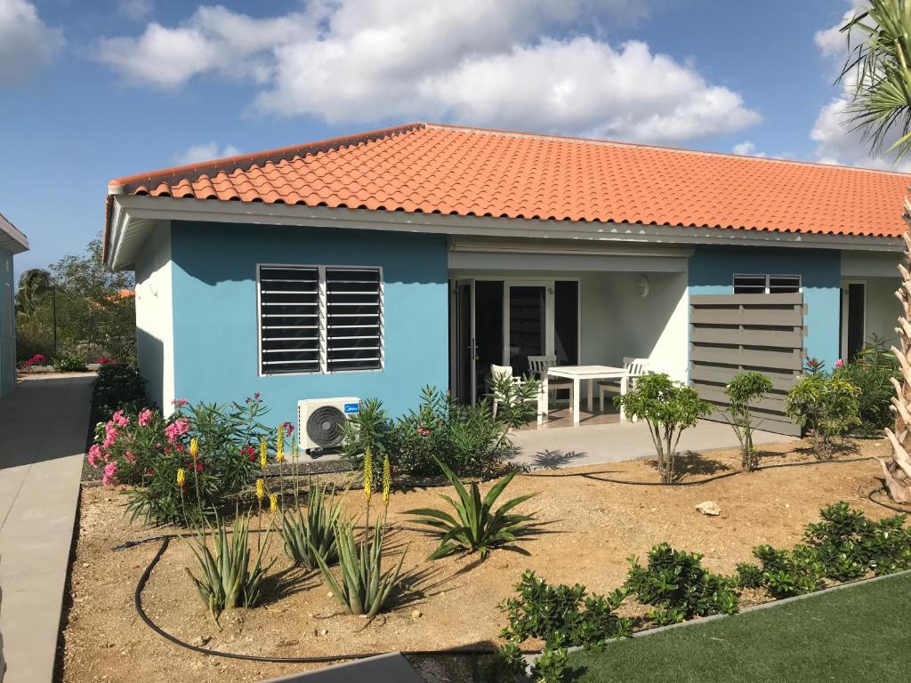 a blue house with an orange roof at Blije Rust 10 in Willemstad