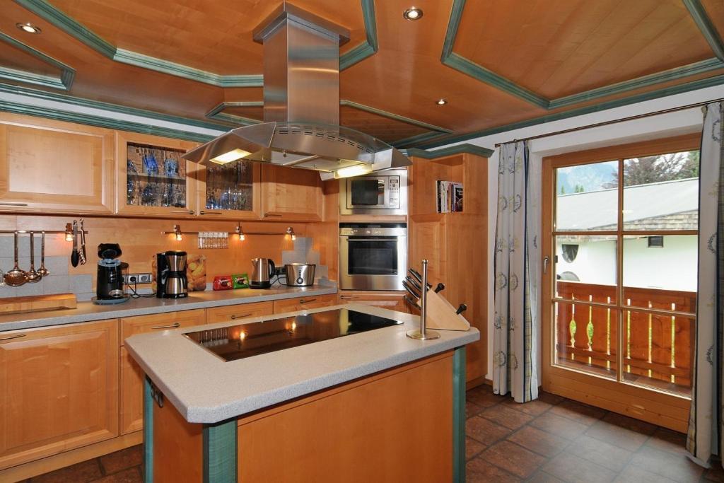 eine Küche mit einem großen Waschbecken und einem Herd in der Unterkunft Haus am Kienberg in Schwangau
