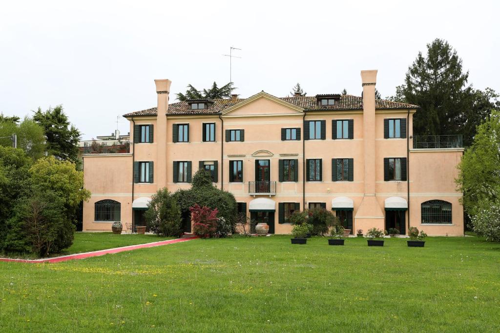 ein großes Gebäude mit einem großen Hof davor in der Unterkunft VILLA LA FENICE Locazione Turistica in Treviso