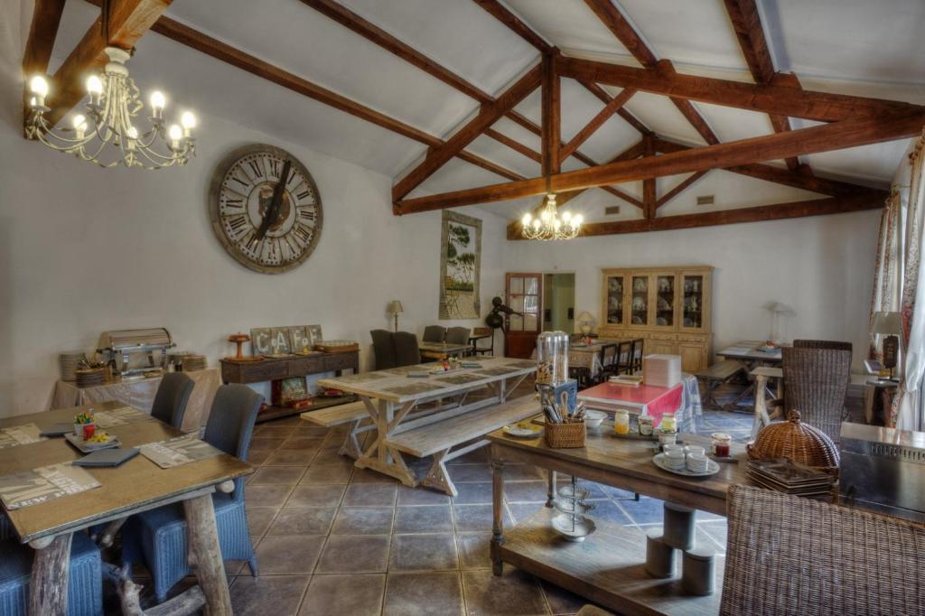 Posezení v ubytování Hotel Les Mazets Des Roches