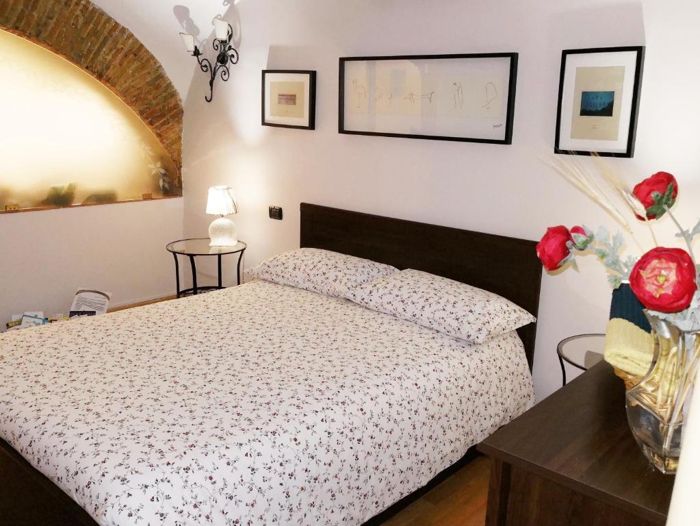 una camera con un letto e due tavoli e uno specchio di L' Arcata a Montesanto a Napoli