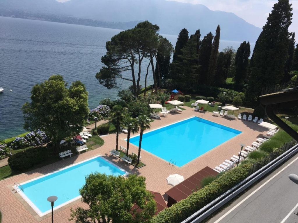a view of a swimming pool and the ocean at Residenza del Pascià - Appartamento Camphora in Oggebbio