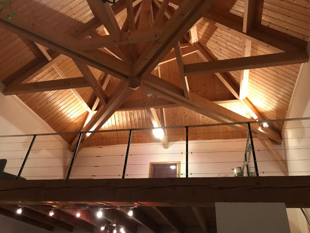 a room with a wooden ceiling with beams at Villa avec magnifique point de vue 160 m2 10 personnes in Blars