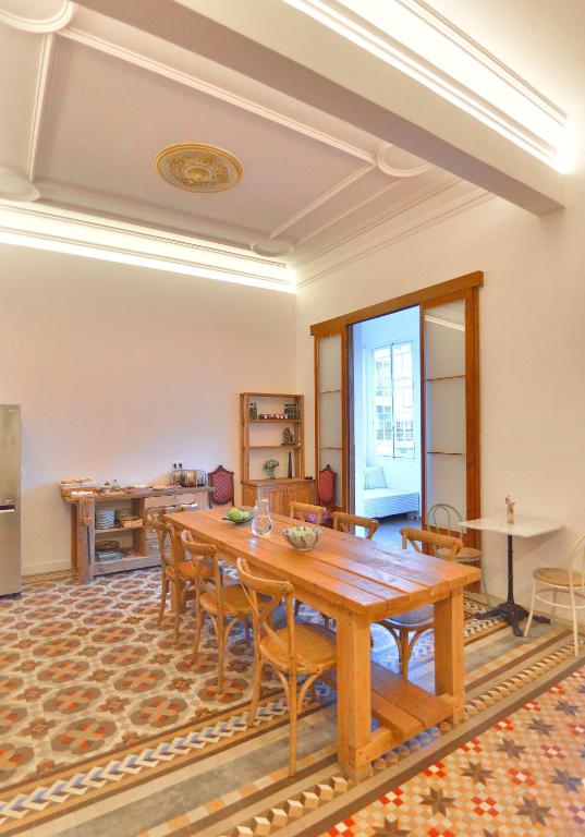 Posedenie v ubytovaní Hostal Girona