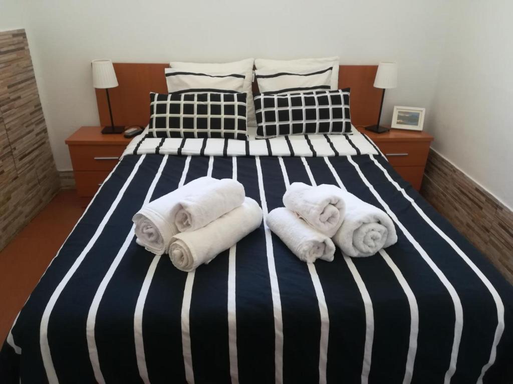 a bedroom with a bed with towels on it at apartamento canarias in La Aldea de San Nicolas