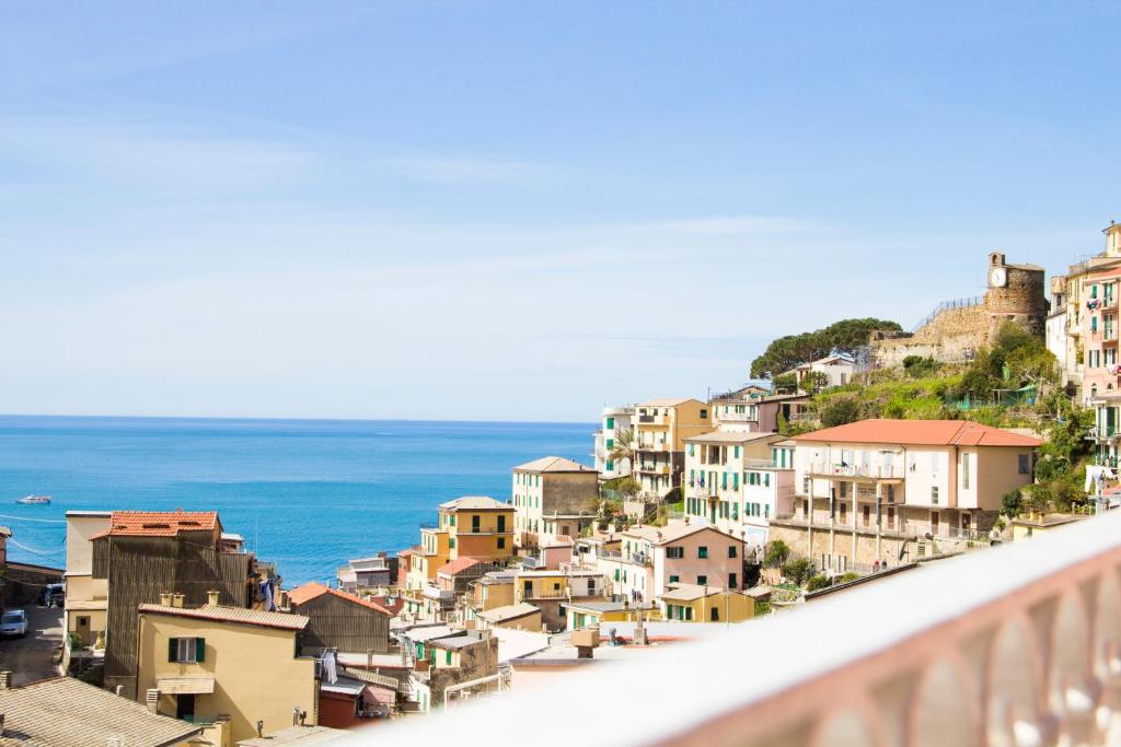 uitzicht op een stad met de oceaan op de achtergrond bij Live in The Heart of 5 Terre in Riomaggiore