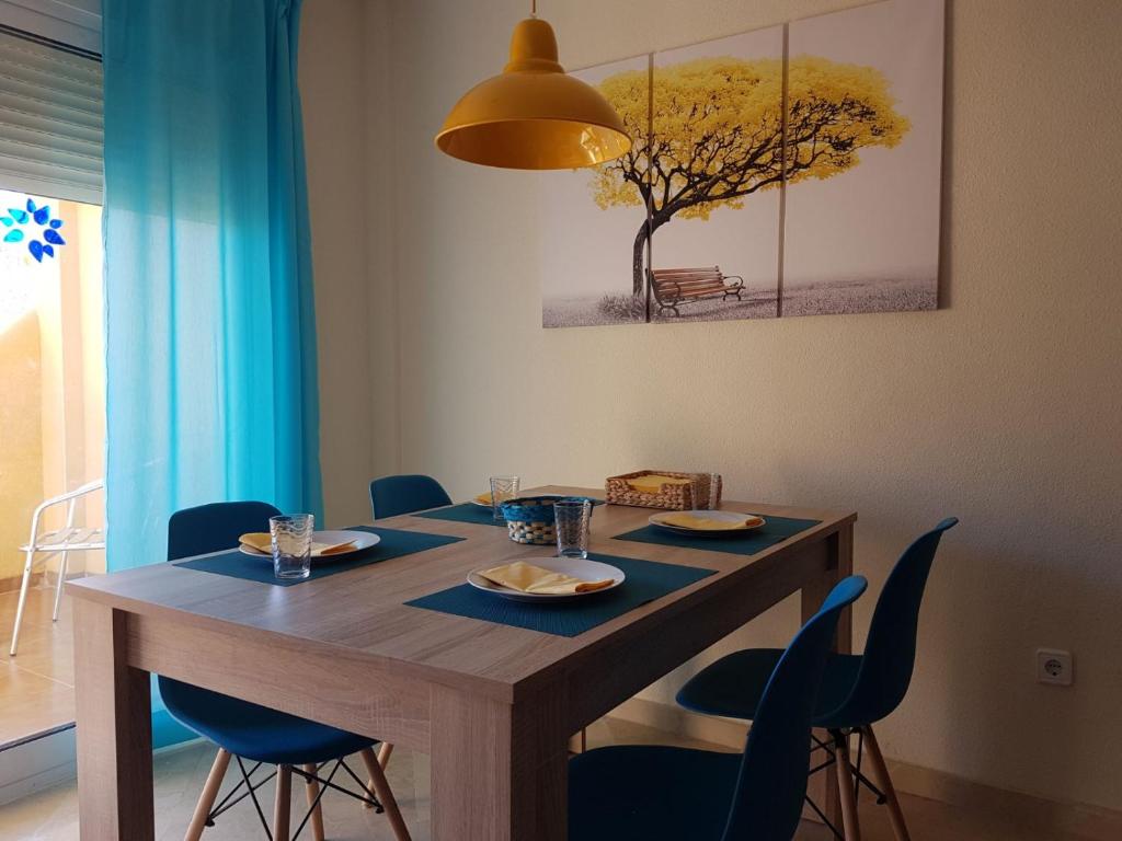 プラヤ・オンダにあるComo En Casaのダイニングテーブル(青い椅子付)