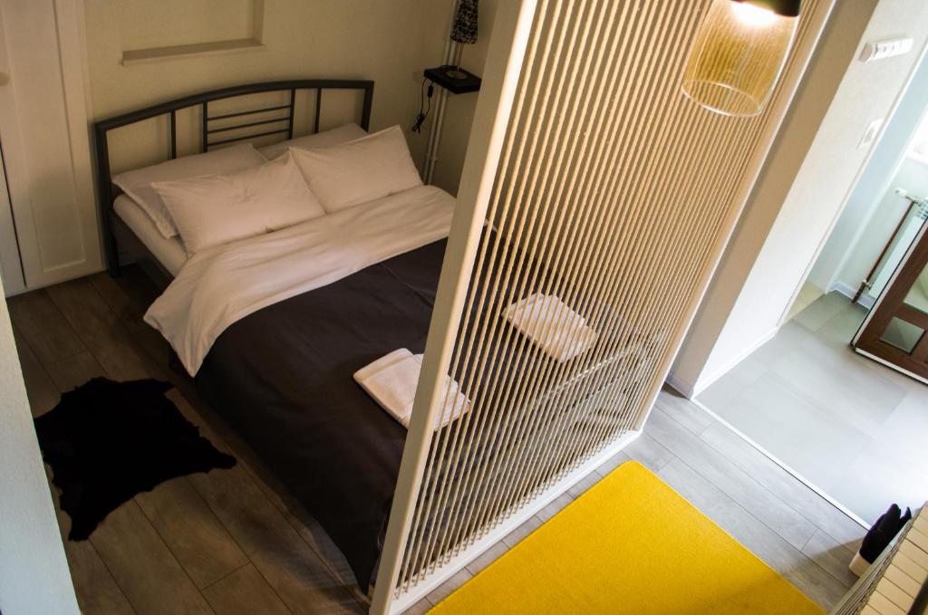 維索科的住宿－Apartment Fortuna，一张小床,位于一个小房间里,配有镜子