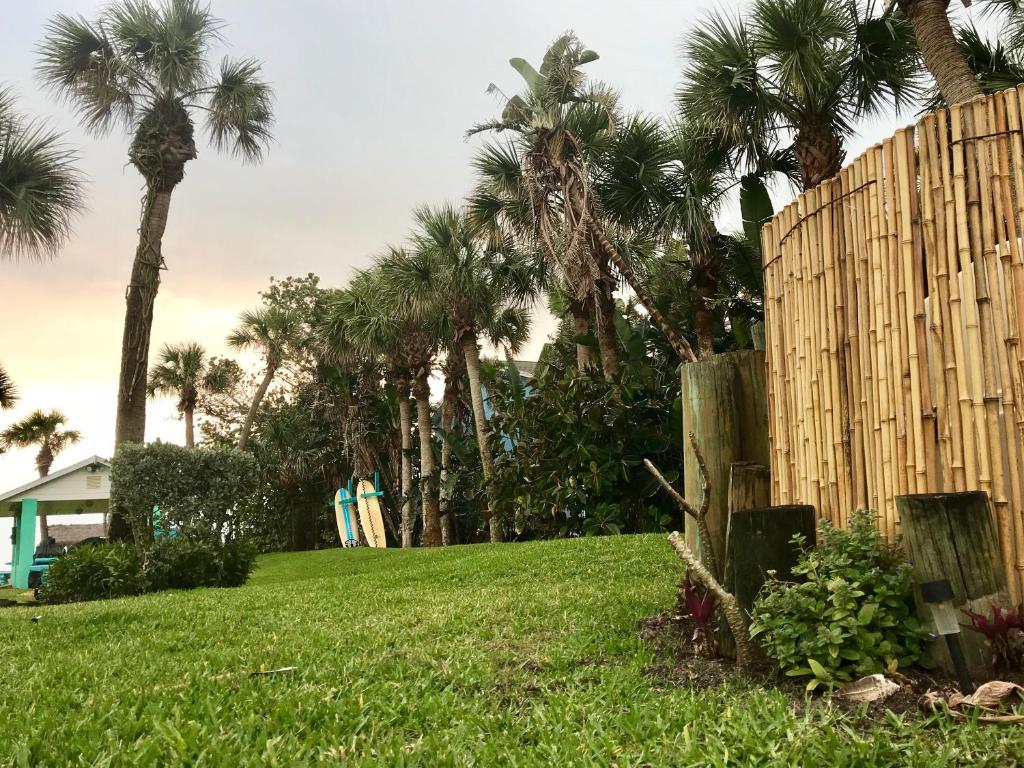 Ein Garten an der Unterkunft South Beach Inn - Cocoa Beach