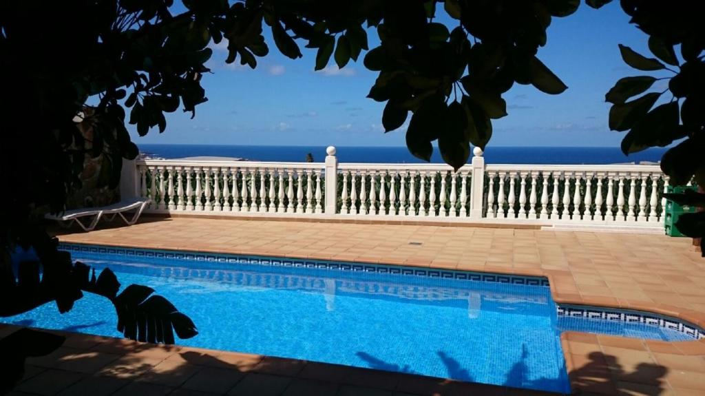 uma piscina com o oceano ao fundo em Casa El tonelero con jardín y piscina privada em Gáldar