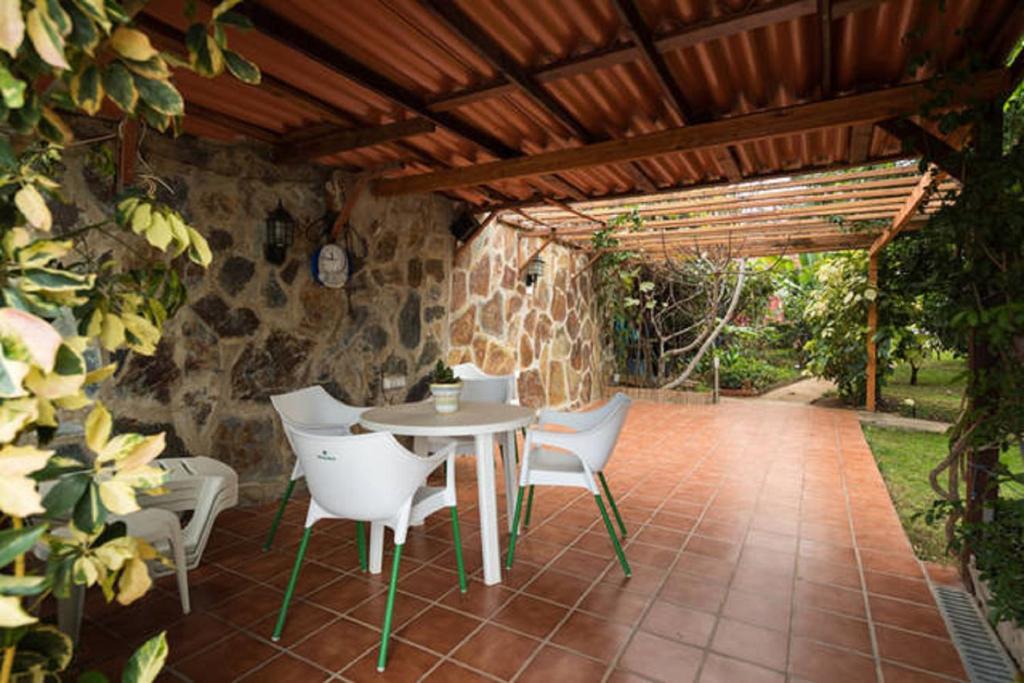 Ogród w obiekcie Casa El tonelero con jardín y piscina privada