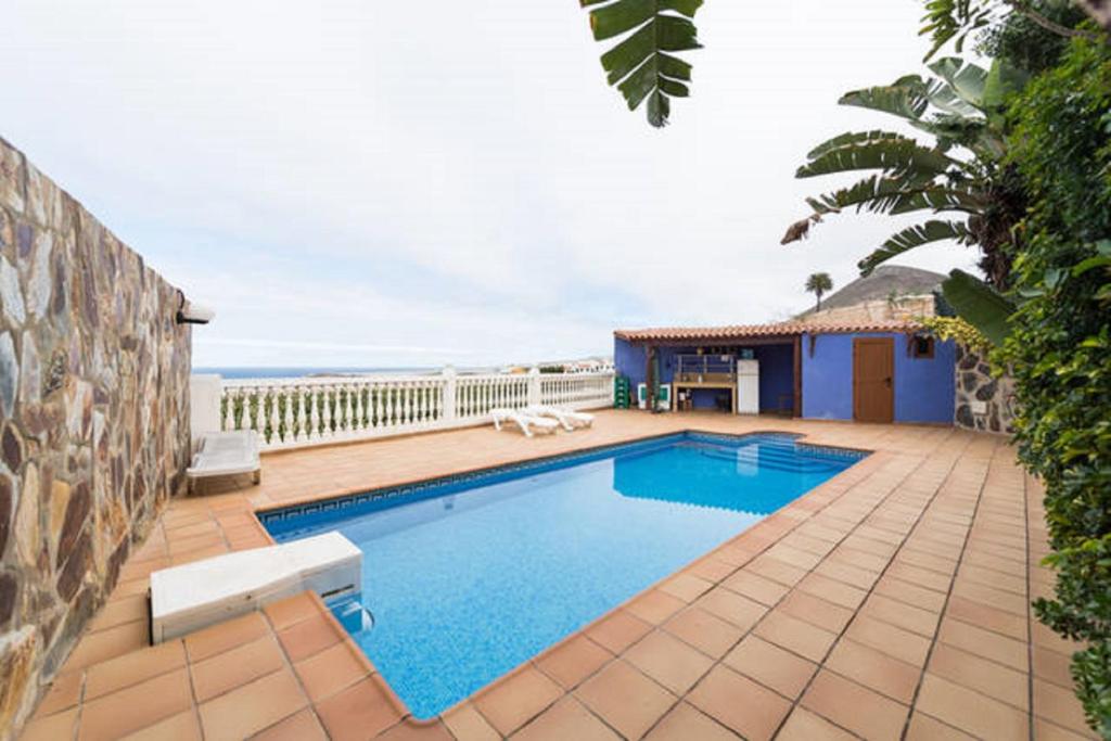 basen z widokiem na ocean w obiekcie Casa El tonelero con jardín y piscina privada w mieście Gáldar