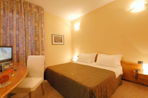 Cama o camas de una habitaci&oacute;n en Hotel First