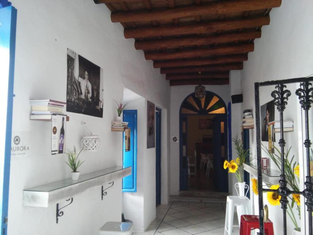 オルナチュエロスにあるCasa Rural el Melojo (Gastroteca Imela)の青い扉のある家の廊下