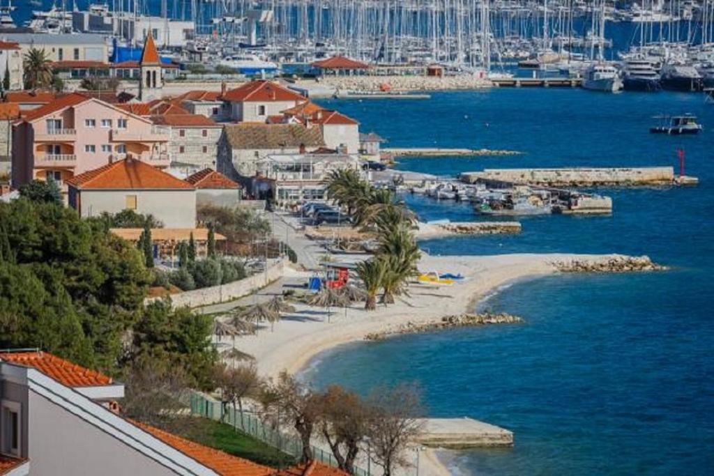 een uitzicht op een strand met boten in het water bij Apartment Petrovic in Trogir