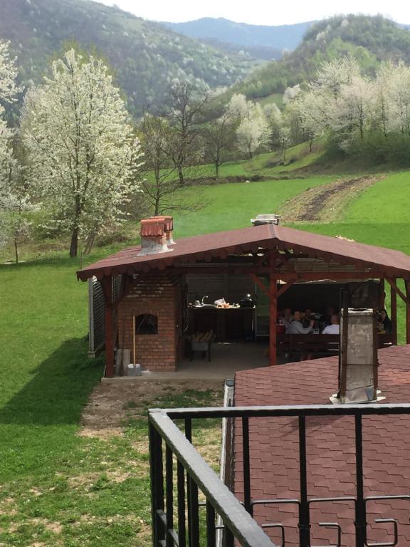 Nespecifikovaný výhled na hory nebo výhled na hory při pohledu z penzionu