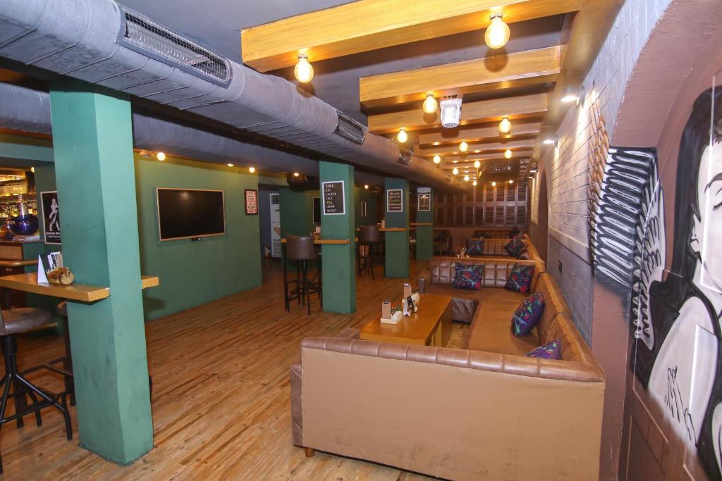TV a/nebo společenská místnost v ubytování Lytton Hotel