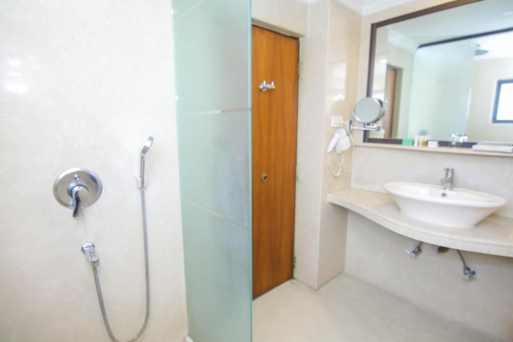 Koupelna v ubytování Lytton Hotel