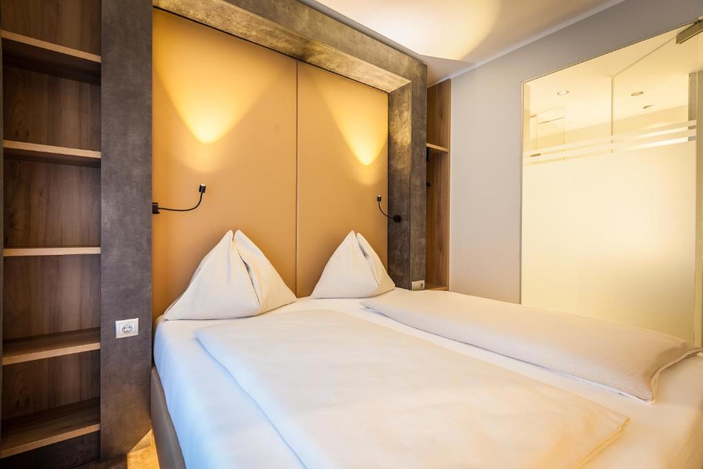 Postel nebo postele na pokoji v ubytování Rocket Rooms Velden