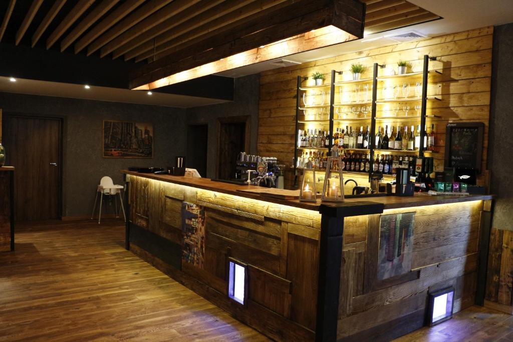 Lounge alebo bar v ubytovaní Zajazd w Białej