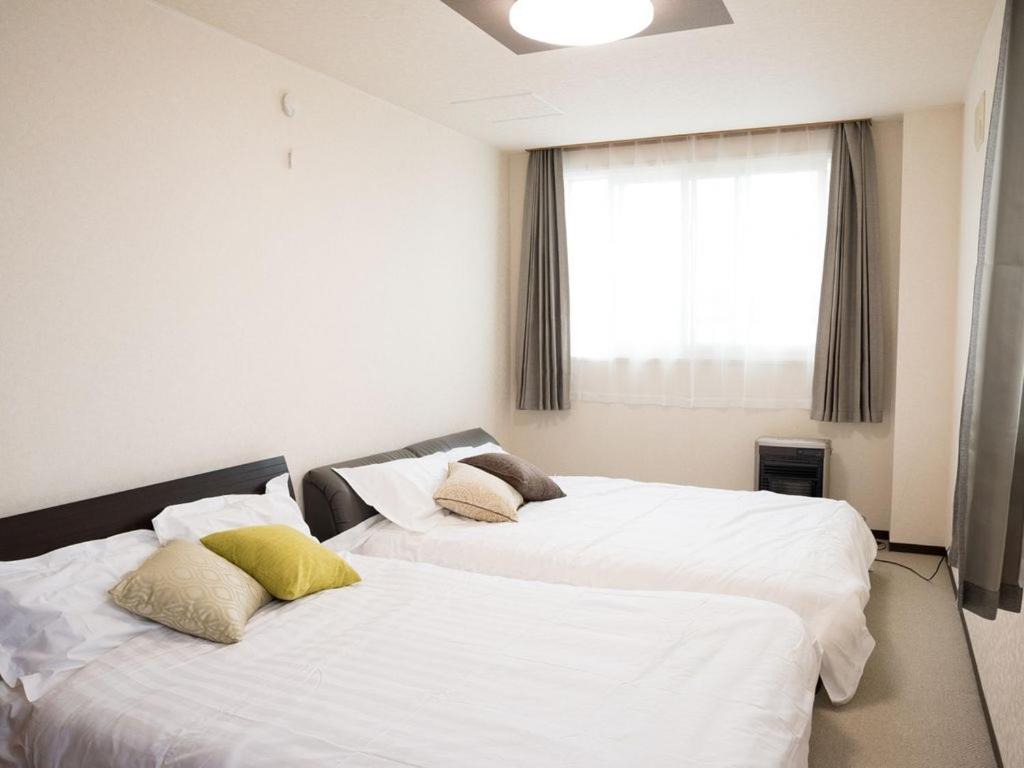 due letti uno accanto all'altro in una stanza di stay in tokiwa a Asahikawa