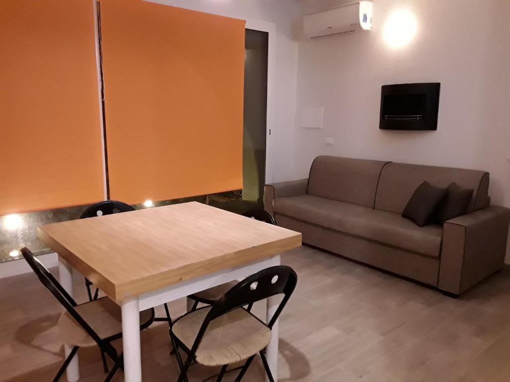 salon ze stołem i kanapą w obiekcie Villa sul porto w mieście San Vito lo Capo
