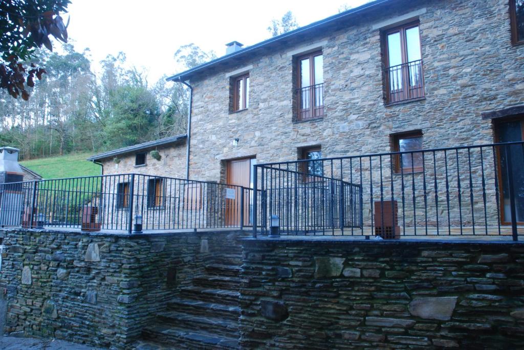 una casa de piedra con una escalera de piedra delante de ella en Isabel Artemis ES, en San Tirso de Abres
