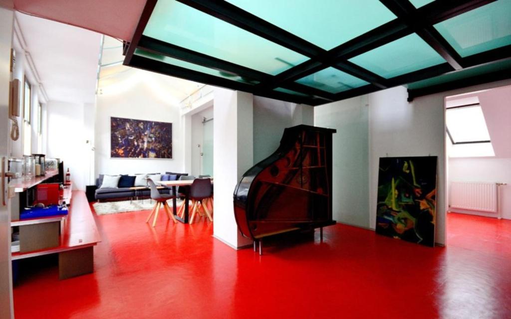 ウィーンにあるVienna Residence, Kumpfgasse - Innere Stadtの赤い床のリビングルーム(ピアノ付)