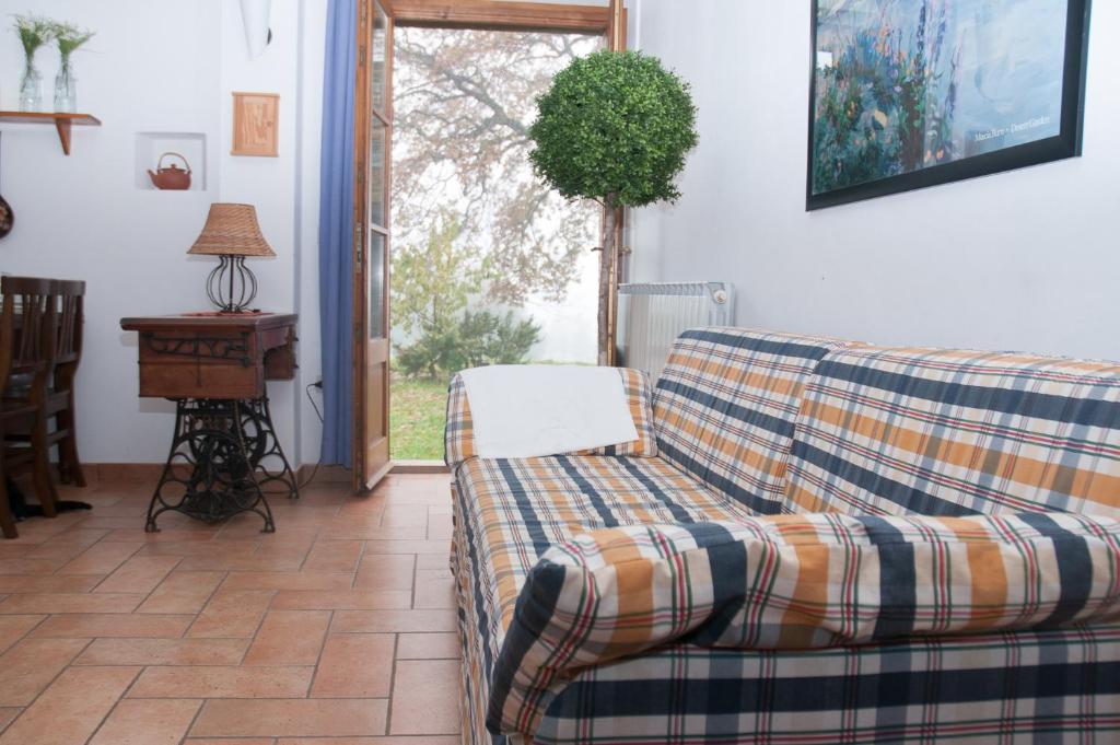 A seating area at Agriturismo Cornieto