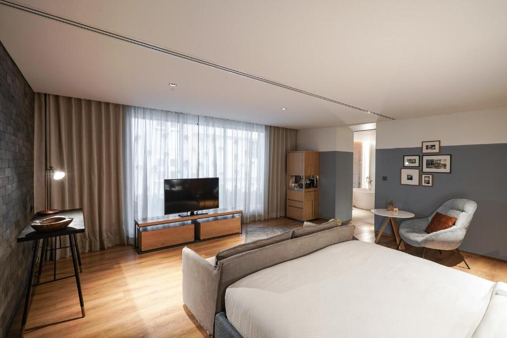 TV a/nebo společenská místnost v ubytování Ad Lib Hotel Bangkok