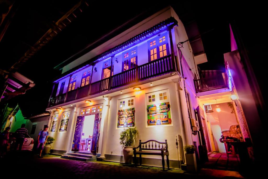 un edificio con luces azules y moradas. en Antic Guesthouse - Galle Fort en Galle