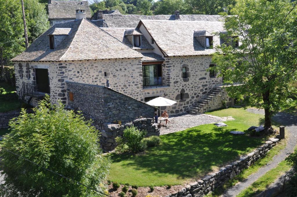 uma vista aérea de uma casa de pedra em Aux Caprices d'Aubrac em Laguiole