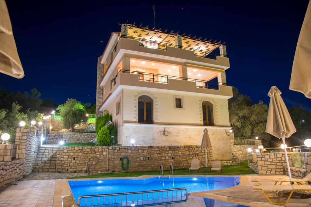 Basen w obiekcie Villa Tinadora lub w pobliżu