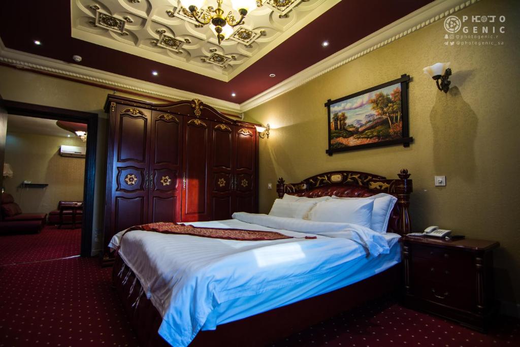 um quarto com uma cama e um lustre em Rabigh Tower Hotel em Rabigh