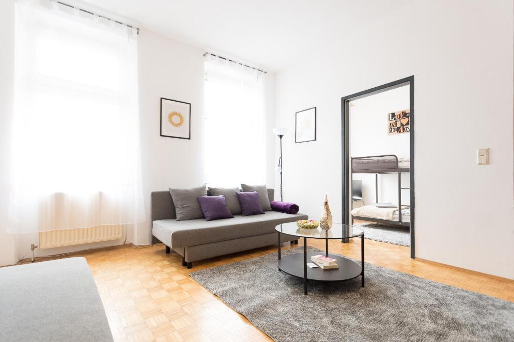 ウィーンにあるLovely Two Level Apartment For Familiesのリビングルーム(ソファ、鏡付)