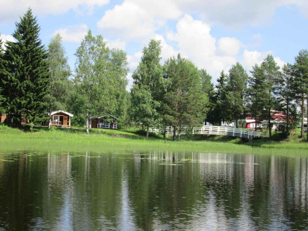 uitzicht op een meer met huizen op de achtergrond bij Stöde Camping in Edsta