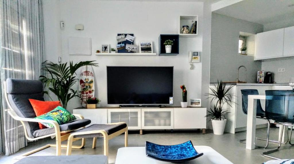 Posezení v ubytování Nuevo y acogedor duplex frente al mar