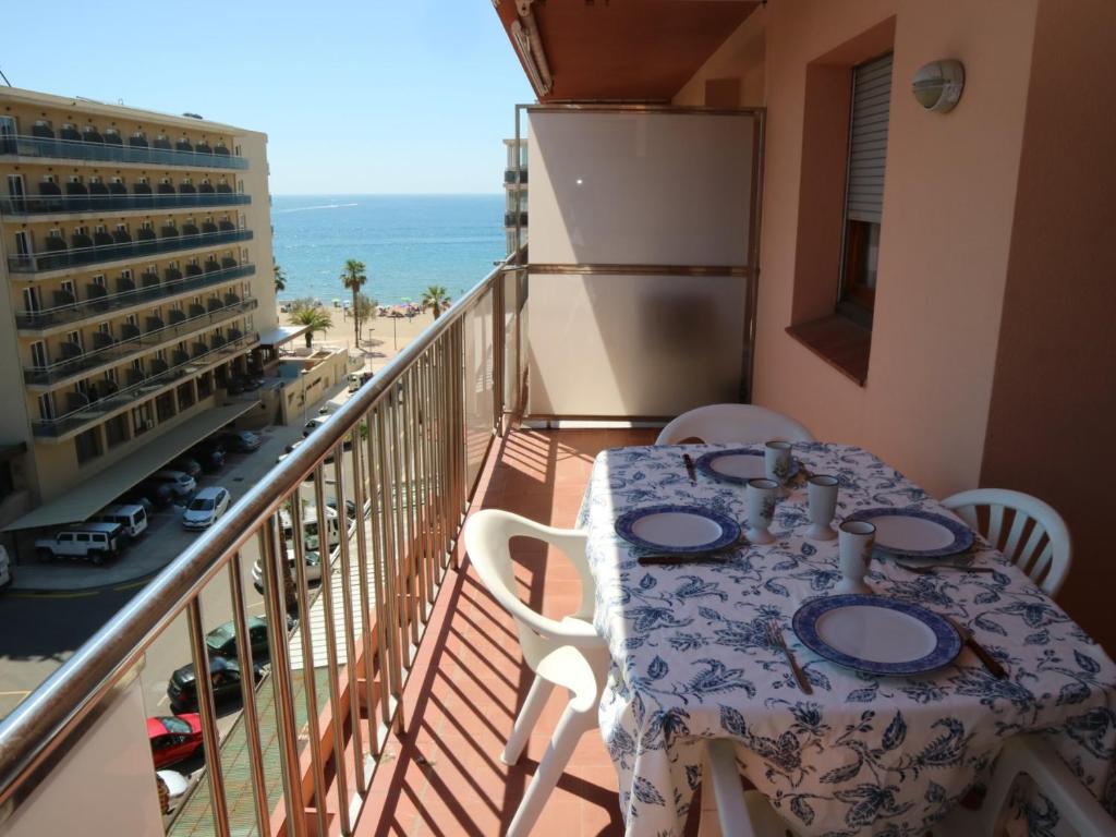 balcone con tavolo e vista sulla spiaggia di ROSAS III 6 6 a Roses