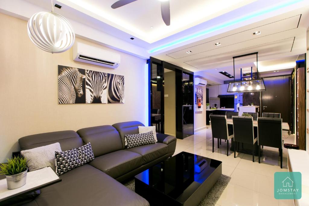 un soggiorno con divano e una sala da pranzo di JOMSTAY Majestic Premier Suites Ipoh Town a Ipoh