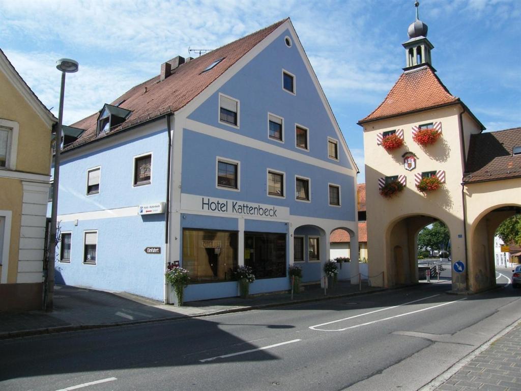 a large white building on the side of a street at Hotel Kattenbeck in Allersberg