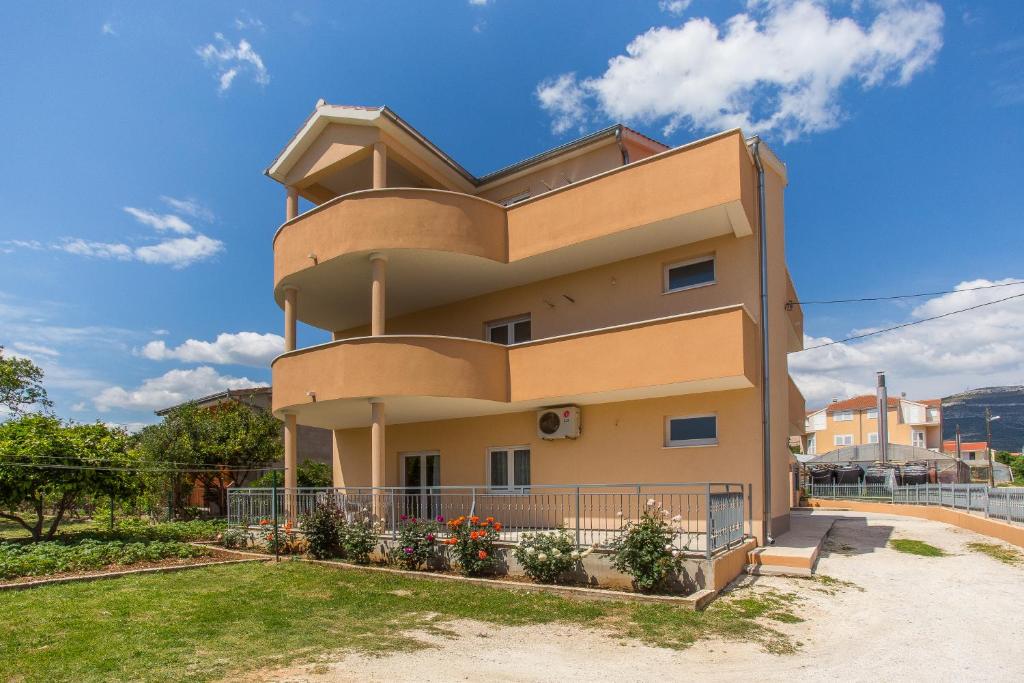 a building with a tower on top of it at Apartman Višić 1692 in Kaštela