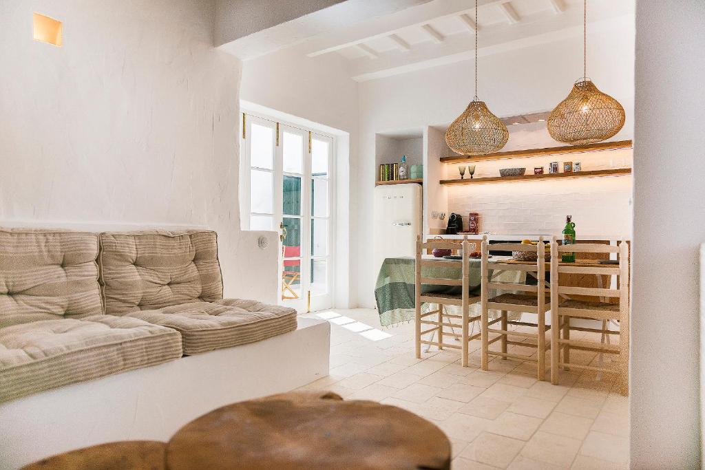 ein Wohnzimmer mit einem Sofa und einem Tisch in der Unterkunft qui no passa in Ciutadella