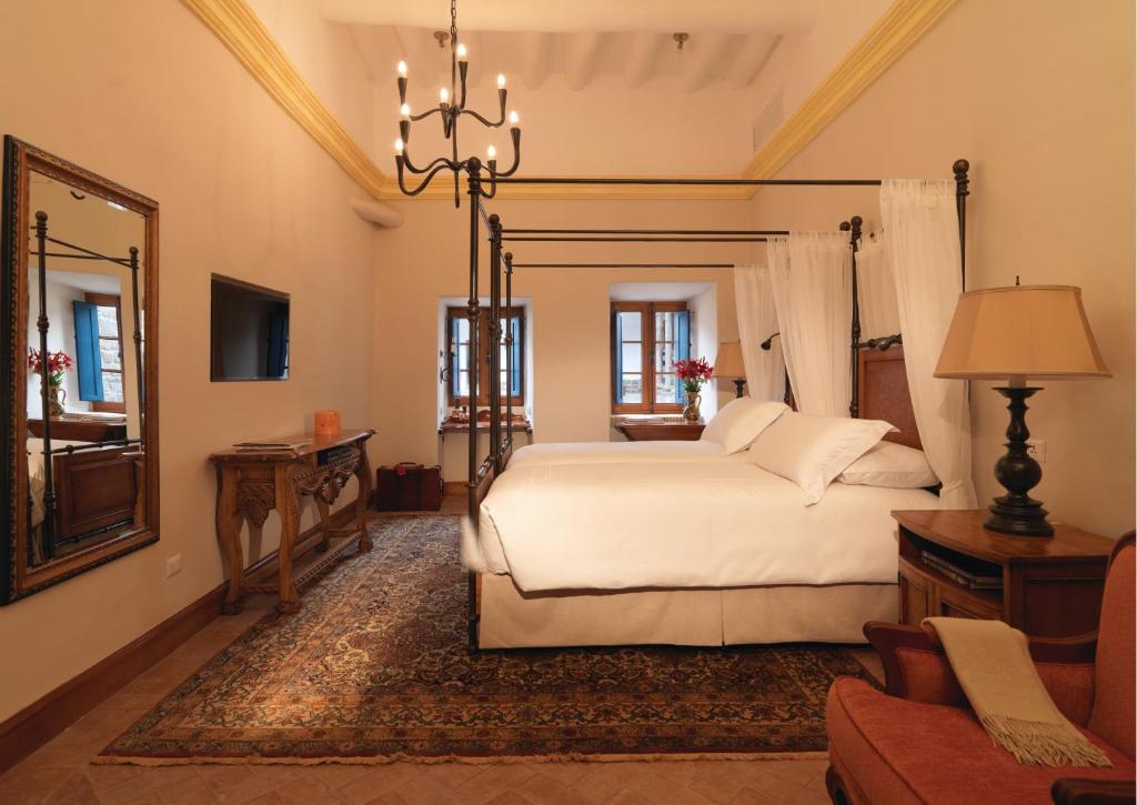 Postel nebo postele na pokoji v ubytování Palacio Nazarenas, A Belmond Hotel, Cusco