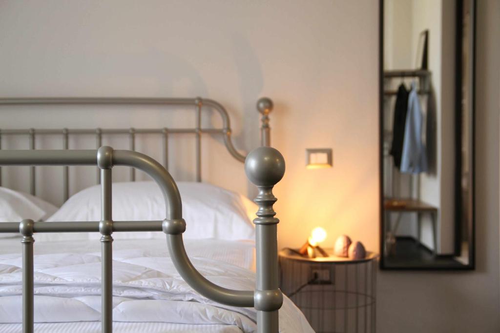 Giường trong phòng chung tại Loraia Design Rooms