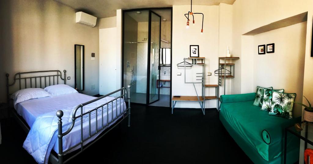 Giường trong phòng chung tại Loraia Design Rooms